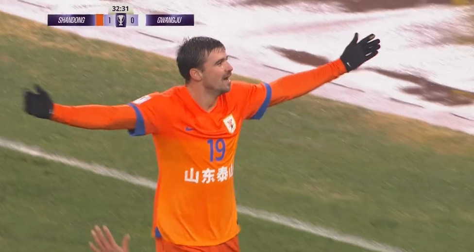  泰山2-0领先！克雷桑外脚背传中，泽卡抢点破门！